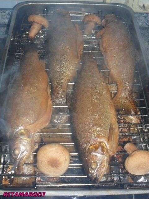 Рыба коптится с грибами